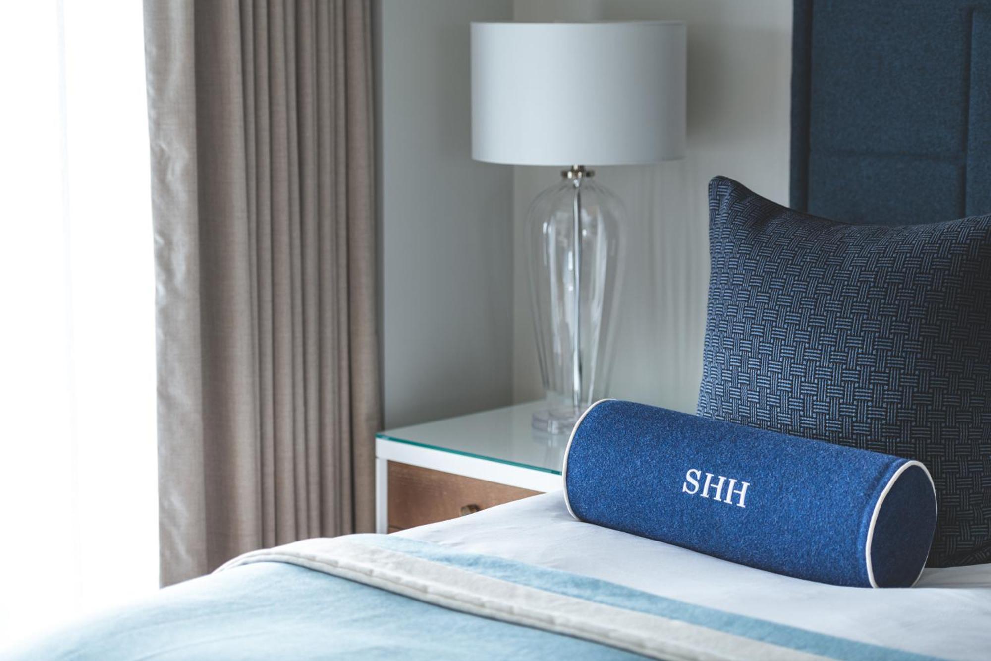 Harbour Hotel & Spa Southampton Værelse billede A bolster pillow