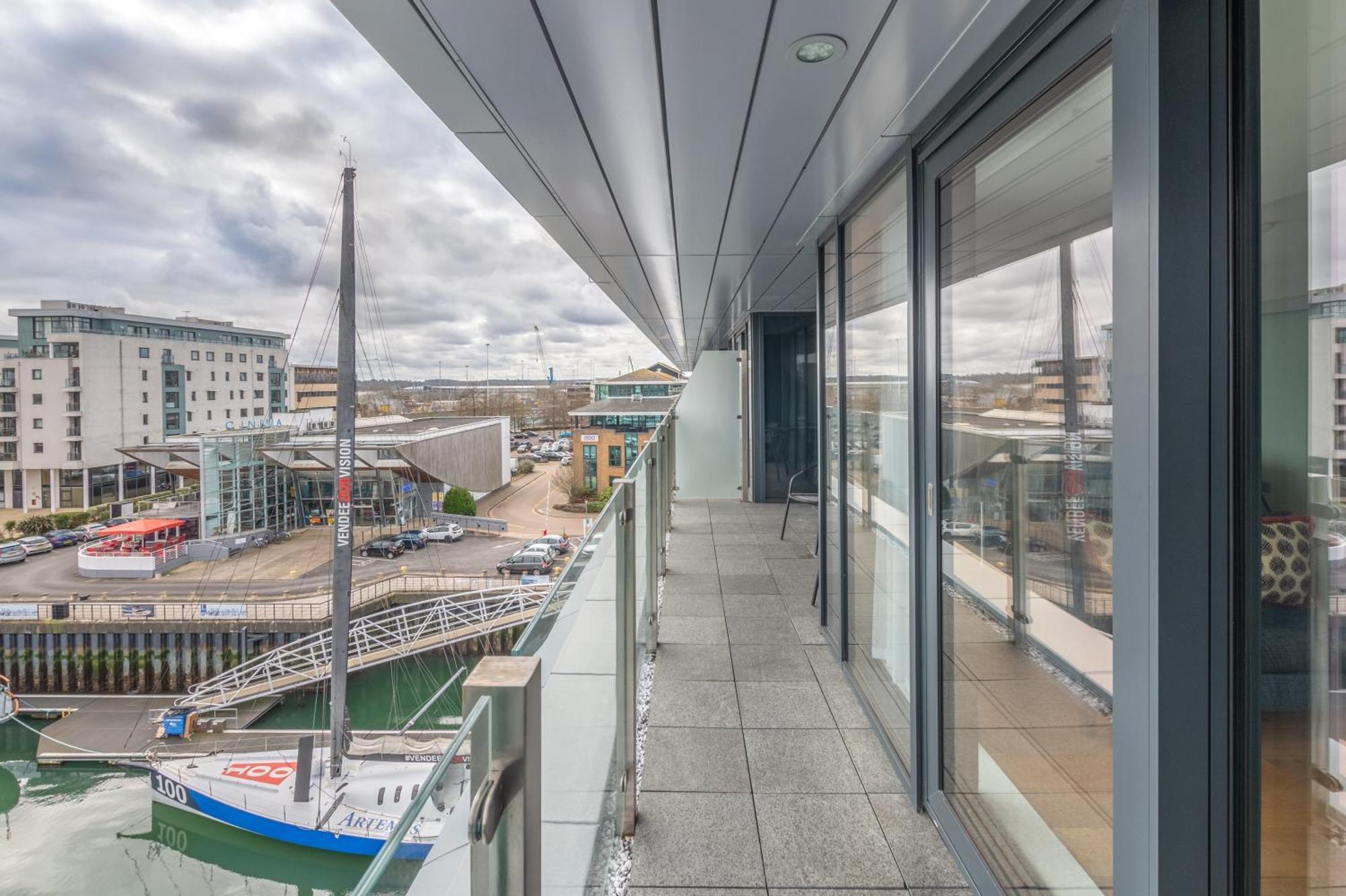 Harbour Hotel & Spa Southampton Værelse billede The view from the balcony of a penthouse apartment
