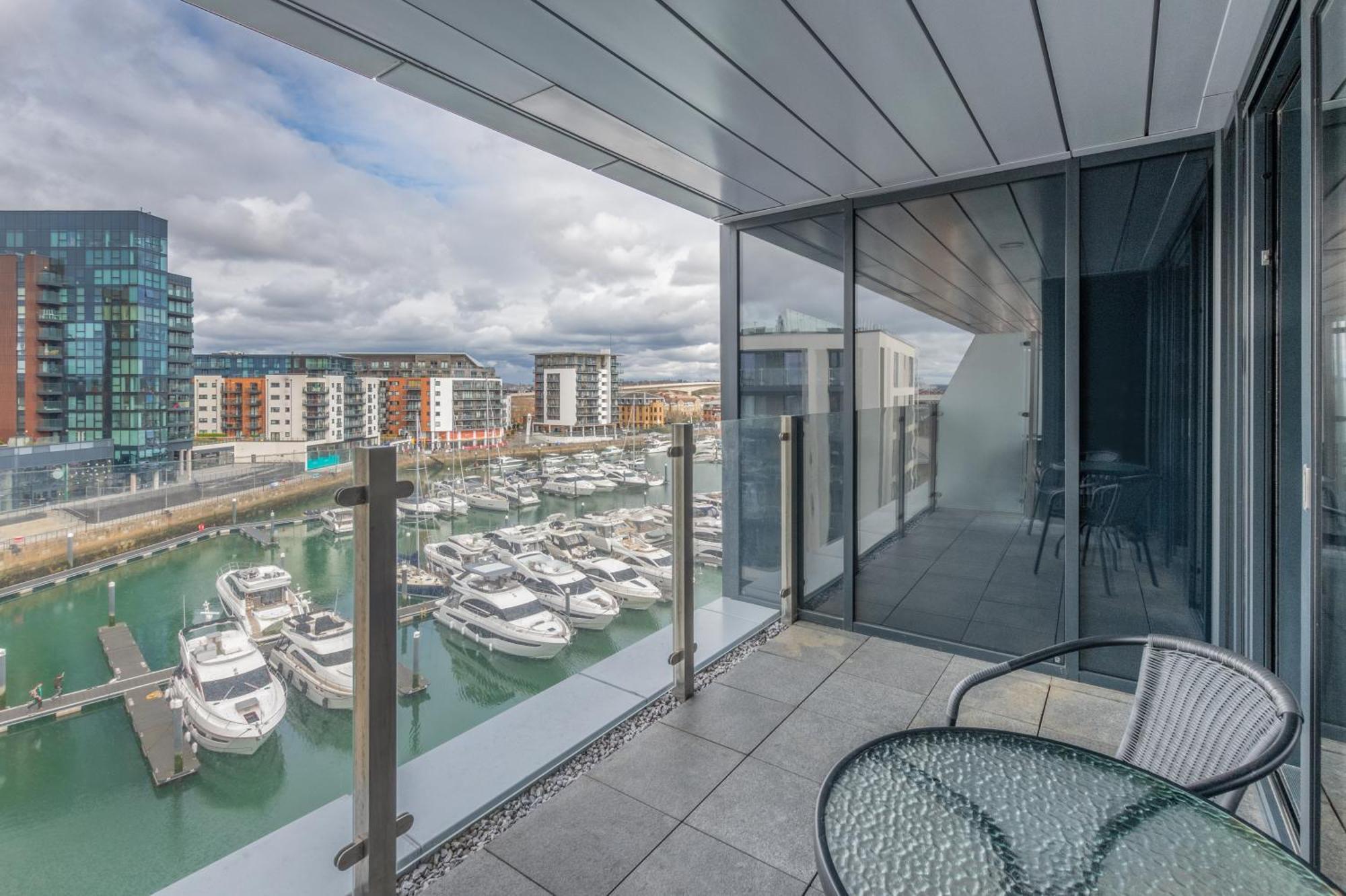 Harbour Hotel & Spa Southampton Værelse billede The view from a balcony at the hotel