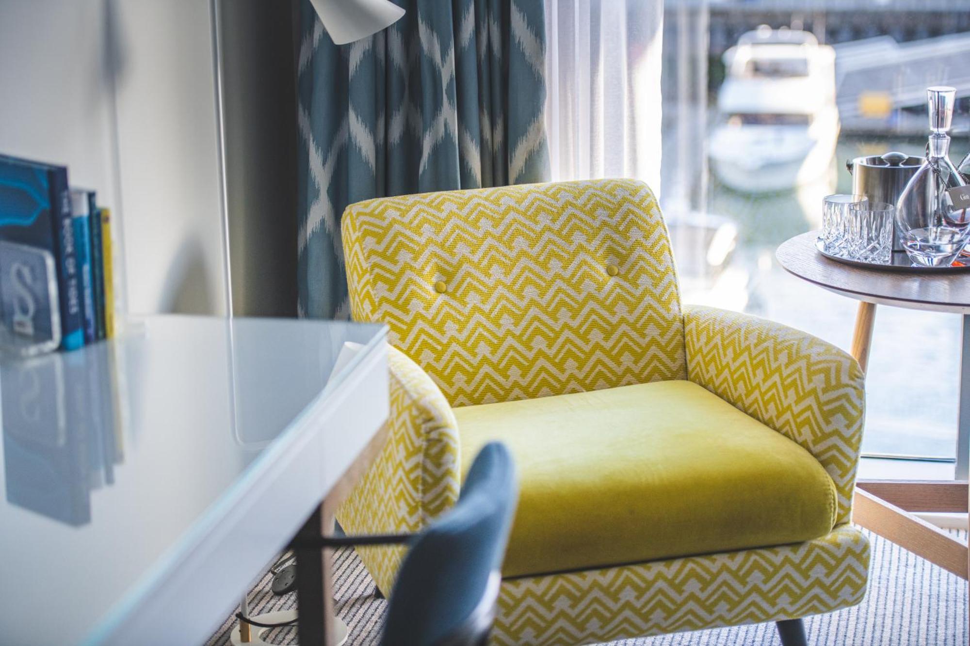 Harbour Hotel & Spa Southampton Eksteriør billede A chair in a hotel room