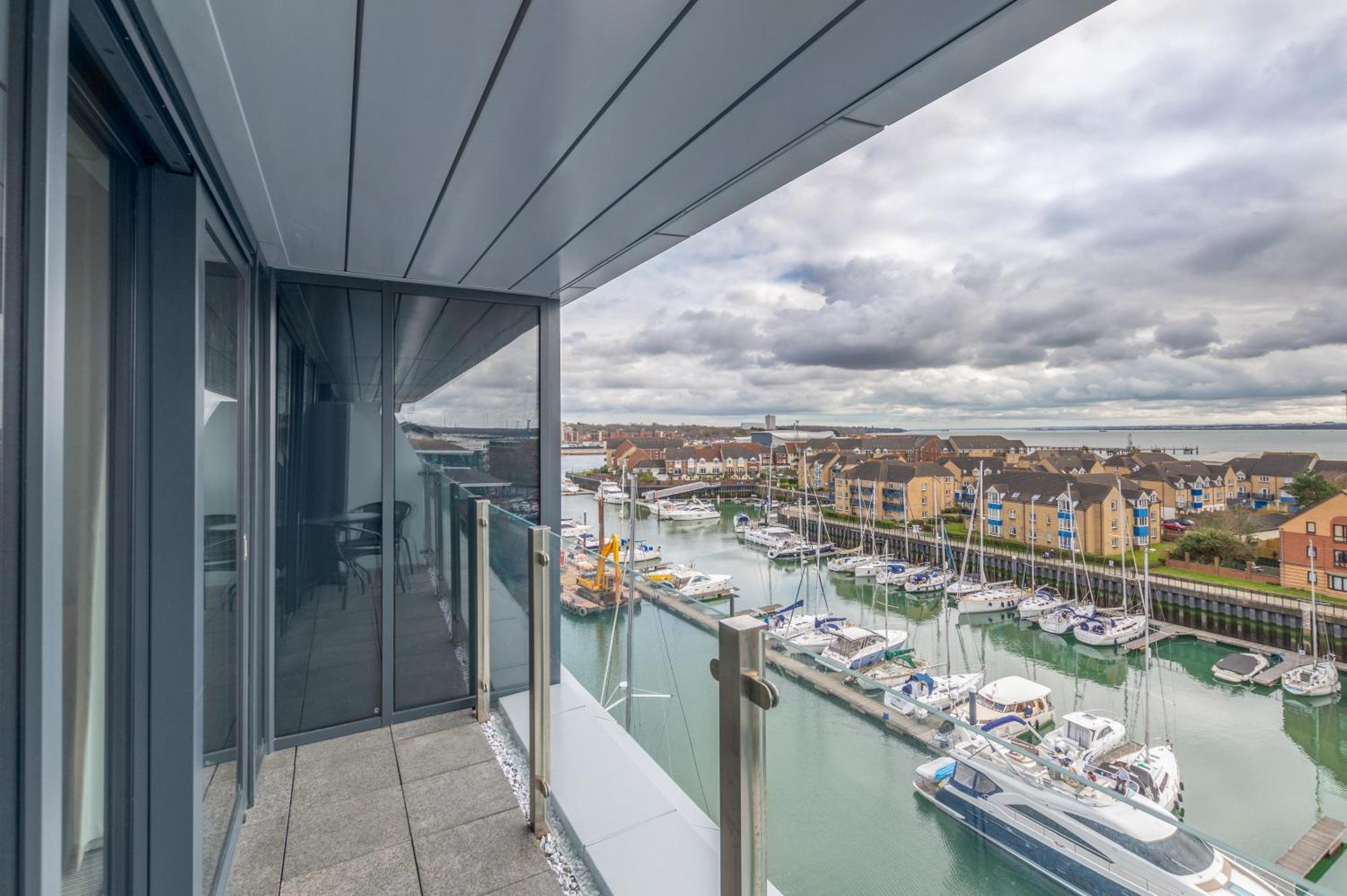 Harbour Hotel & Spa Southampton Værelse billede View from a balcony at Ocean Village Marina