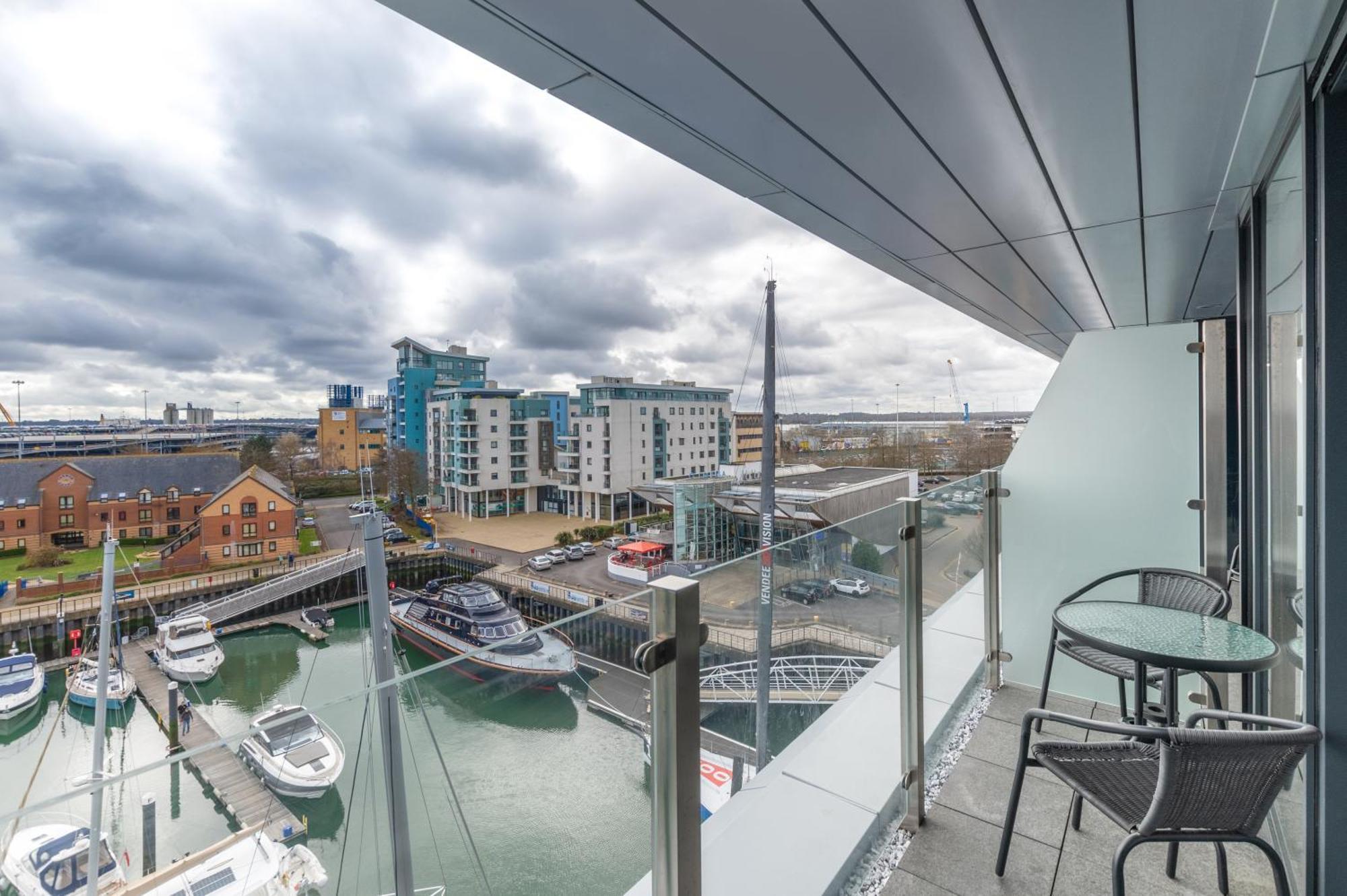 Harbour Hotel & Spa Southampton Værelse billede View from a balcony at The Beacon
