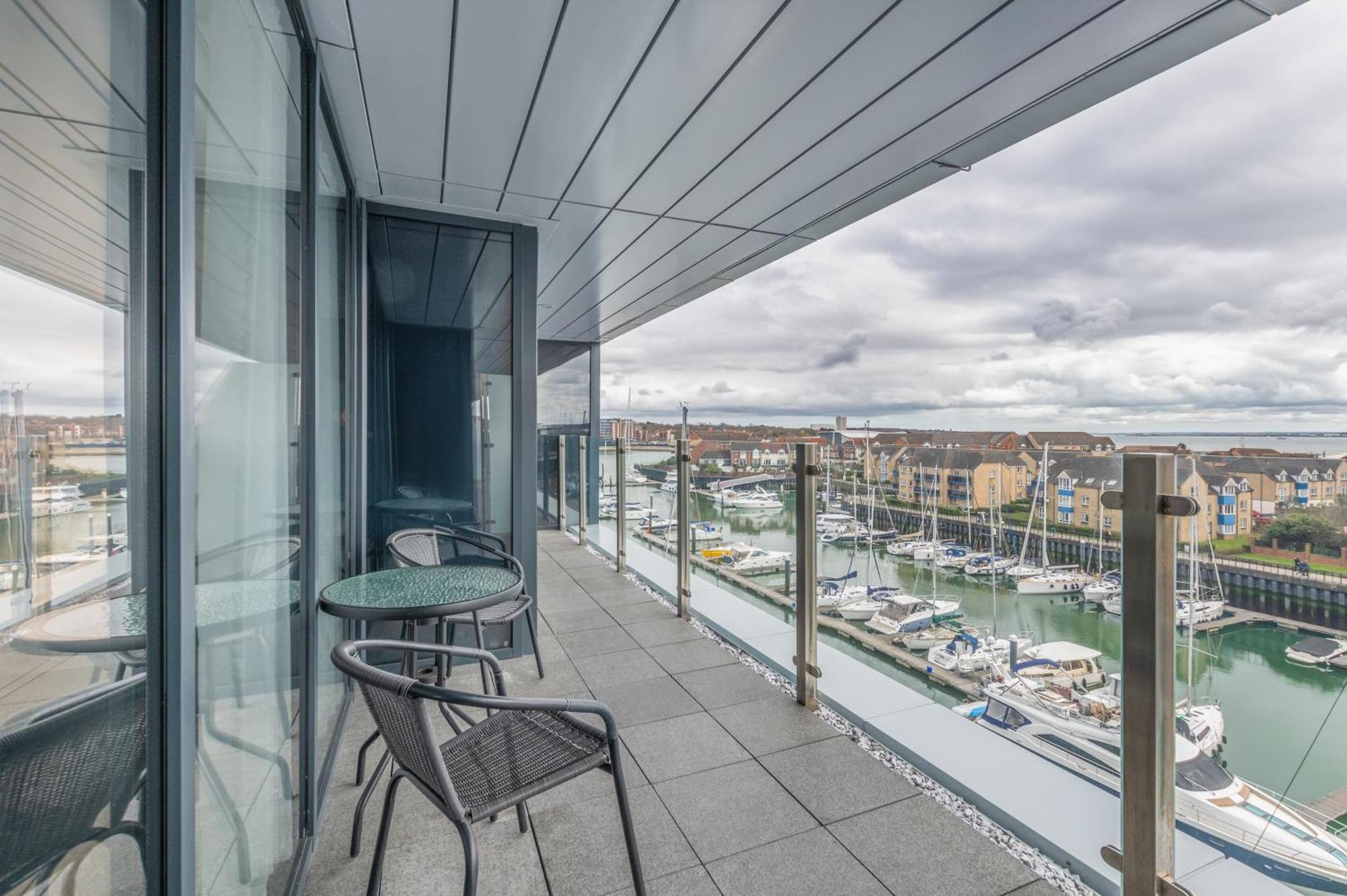 Harbour Hotel & Spa Southampton Værelse billede The view from the balcony of a penthouse apartment at The Beacon